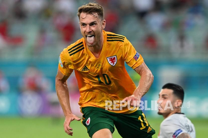 Pemain Wales Aaron Ramsey merayakan gol pertama timnya pada pertandingan grup A kejuaraan sepak bola Euro 2020 antara Turki dan Wales di stadion Olimpiade di Baku, Azerbaijan, Rabu (16/6).