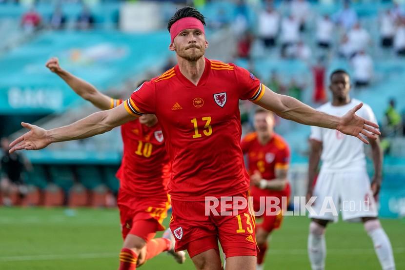 Pemain Wales Kieffer Moore merayakan setelah mencetak gol pembuka timnya pada pertandingan grup A kejuaraan sepak bola Euro 2020 antara Wales dan Swiss, di stadion Olimpiade Baku, di Baku, Azerbaijan, Sabtu (12/6).
