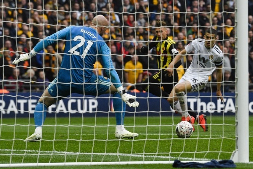 Pemain Watford Gerard Deulofeu menjebol gawang Wolverhampton Wanderers pada semifinal Piala FA.