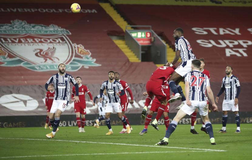 Pemain West Bromwich Albion Semi Ajayi mencetak gol penyama kedudukan ke gawang Liverpool.