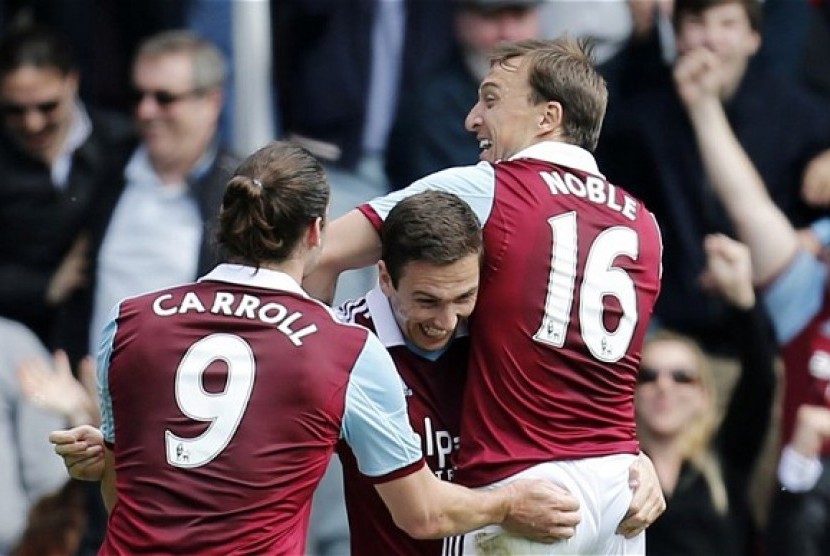Pemain West Ham United, Andy Carroll merayakan selebrasi bersama Stewart Downing dan Mark Noble.