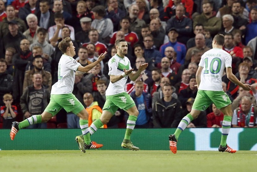 Pemain Wolfsburg, Daniel Caligiuri (tengah) meluapkan kegembiraan setelah berhasil melesakkan gol ke gawang Manchester United dalam laga lanjutan Liga Champions grup B, di Old Trafford Stadium, Manchester, Inggris. 