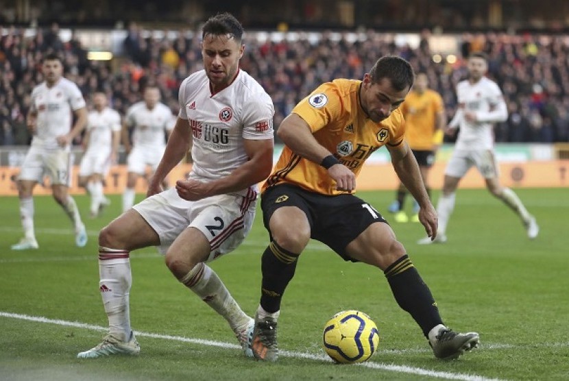 Pemain Wolverhampton berebut bola dengan pemain Sheffield United pada pertandingan Ahad (1/12) WIB.