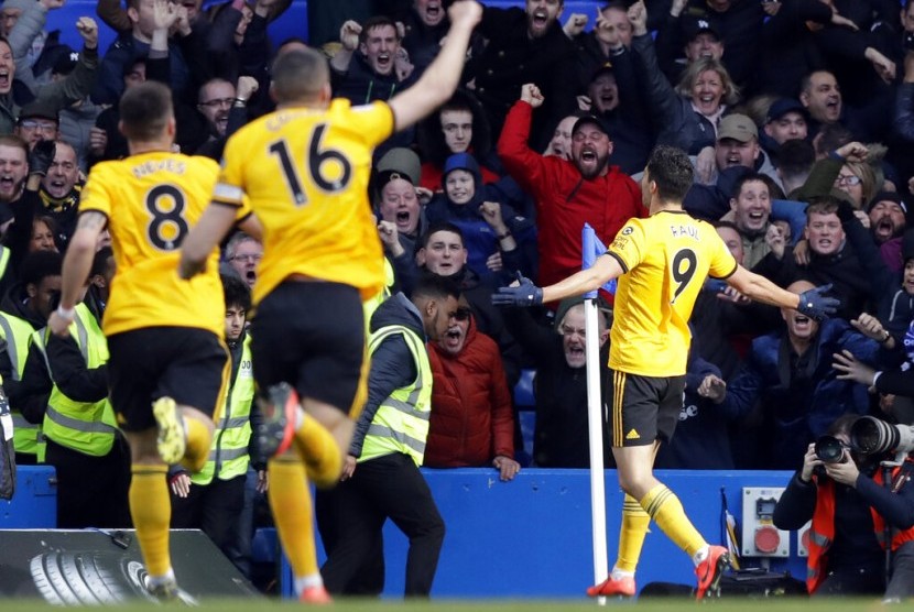 Pemain Wolverhampton Wanderers Raul Jimenez (kanan) merayakan golnya ke gawang Chelsea.