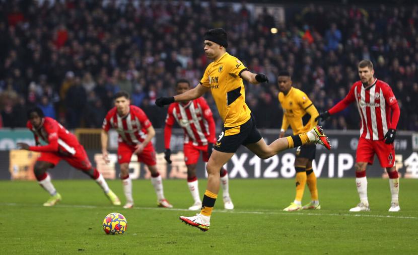 Pemain Wolverhampton Wanderers (Wolves) Raul Jimenez mencetak gol ke Southampton dalam laga Liga Primer Inggris.