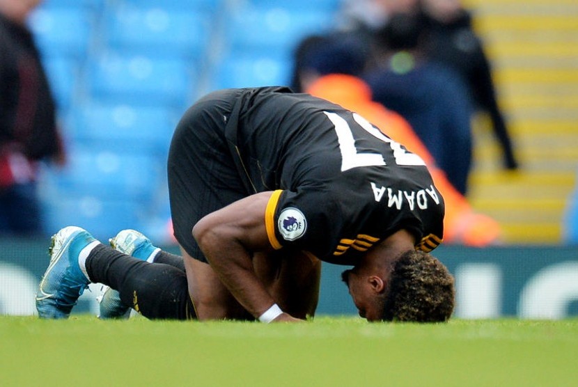 Pemain Wolves Adama Traore bersujud usai mengantar timnya mengalahkan Manchester City 2-0. 