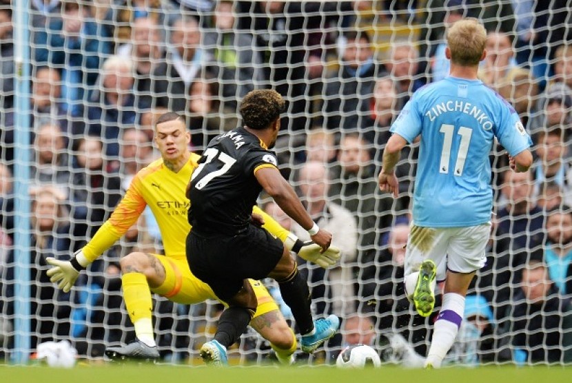 Pemain Wolves Adama Traore mencetak gol ke gawang Manchester City dalam pertandingan di Stadion Etihad, Ahad (6/10)