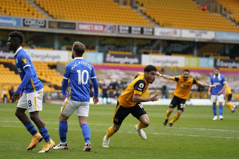 Pemain Wolves Morgan Gibbs-White (tengah) sesaat usai mencetak gol ke gawang Brighton belum lama ini. 