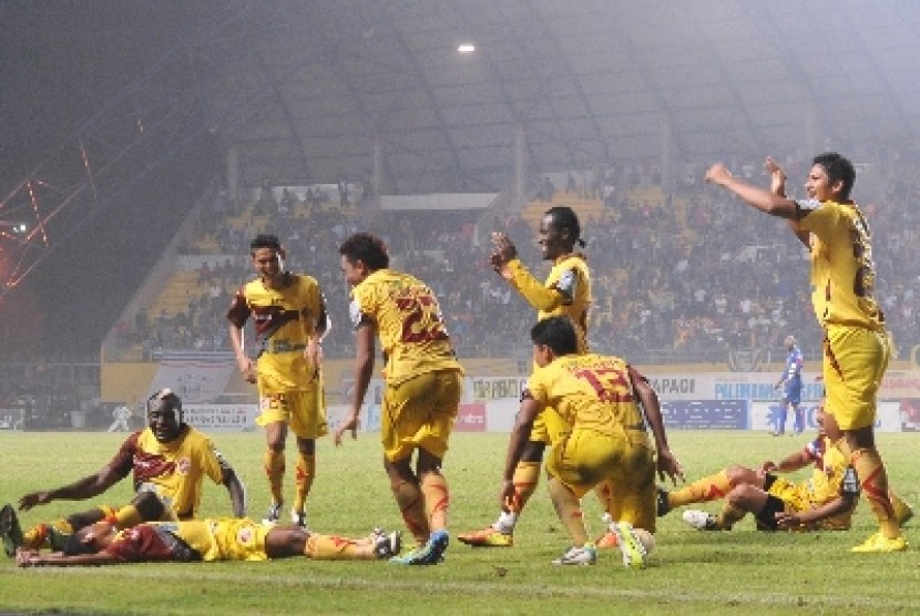 Pemainb Sriwijaya FC melakukan selebrasi usai membobol gawang Arema Malang.