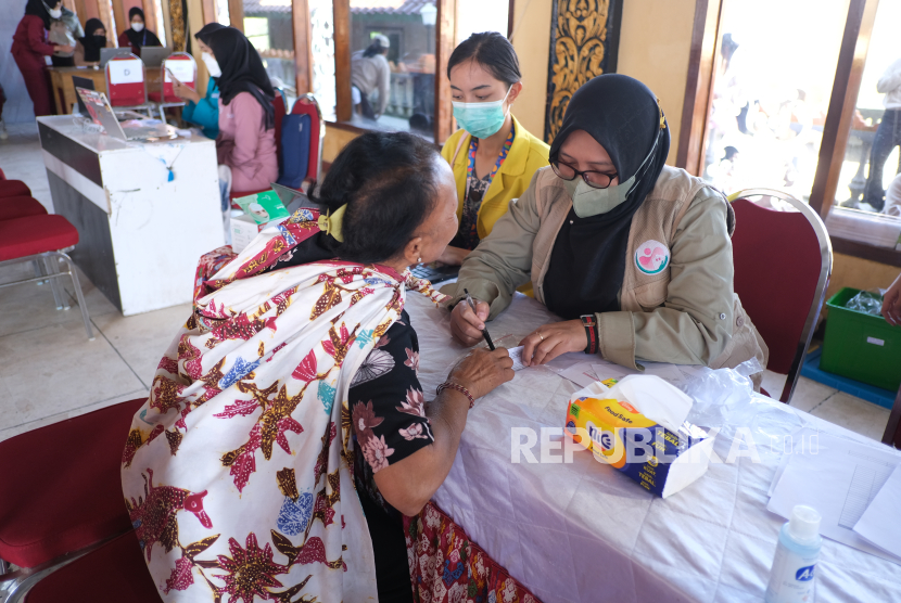 Pemakaian VitalSense, alat monitoring vital tubuh non-invasif yang dapat mendeteksi sindrom metabolik secara real-time, tanpa perlu pengambilan darah atau alat medis rumit. 