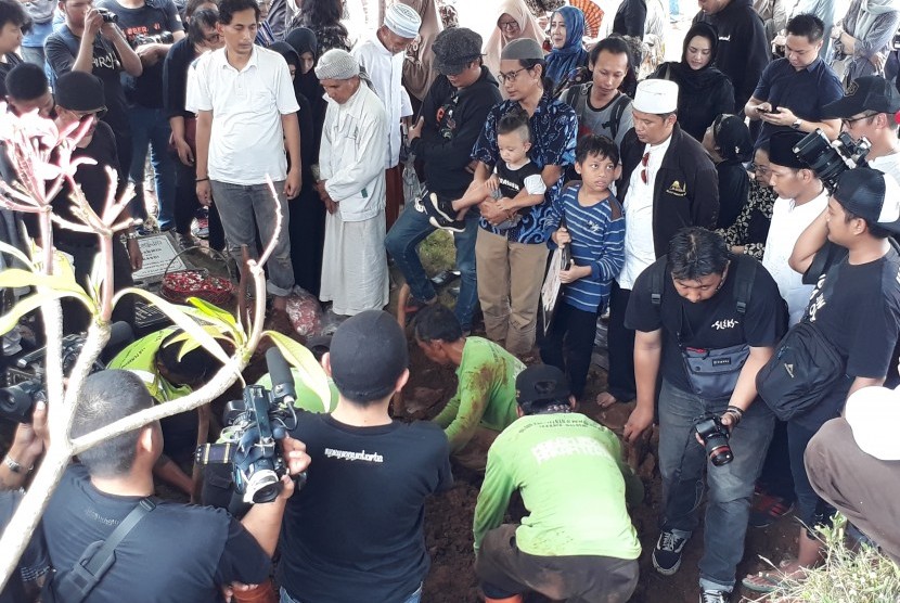 Pemakaman almarhumah aktris Titi Qadarsih di TPU Tanah Kusir, Jakarta Selatan, Selasa (23/10) siang.