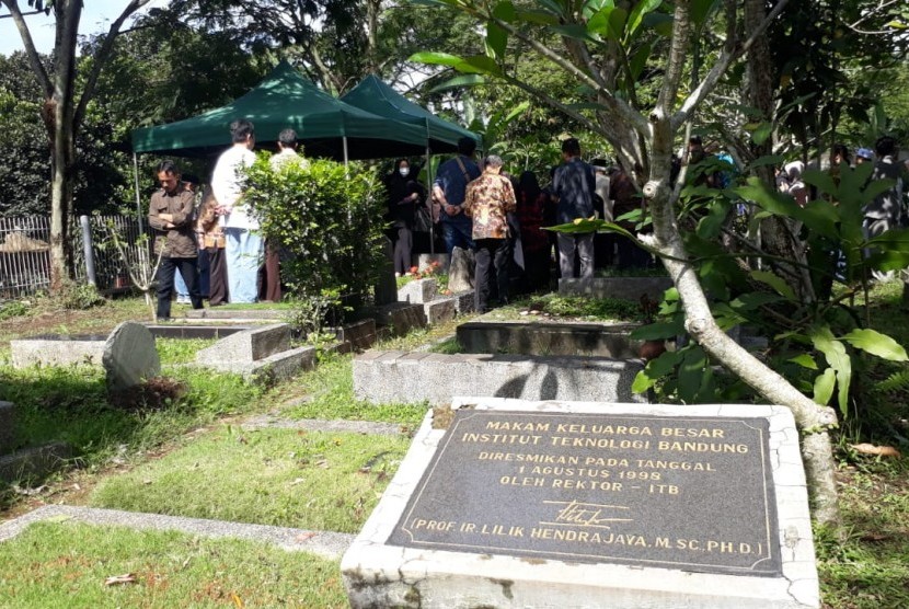 Pemakaman Guru Besar Teknik Elektro Institut Teknologi Bandung yang juga pendiri Masjid Salman ITB Prof Toebagus M Soelaiman dimakamkan pada Senin (11/2) pagi.