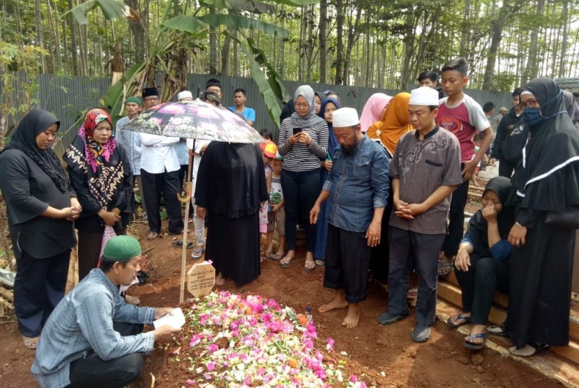 Pemakaman Hani Nur Alfiyah (21 tahun) korban penembakan di GT Pasteur, Bandug, diwarnai isak tangi dari keluarga, teman dan kerabat. Hani dimakamkan di TPU Desa Campaka, Kecamatan Campaka, Purwakarta, Selasa (23/10).