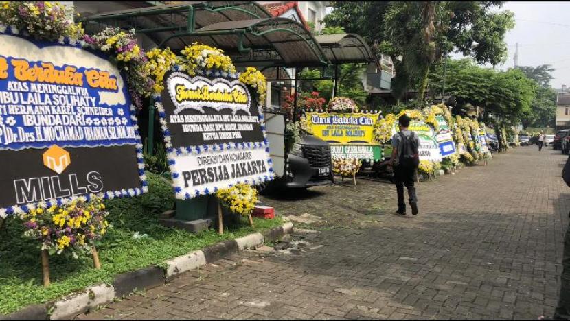 Pemakaman ibunda Mochamad Iriawan atau Iwan Bule di Tubagus Ismail, Kota Bandung, Selasa (1/6). 