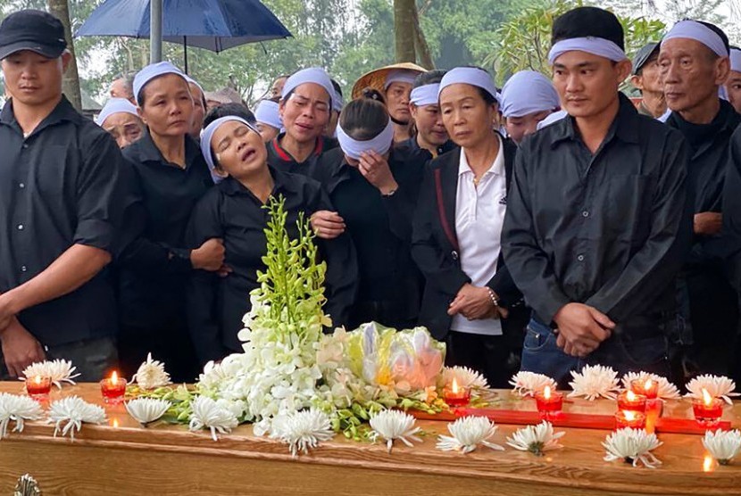 Pemakaman jenazah warga Vietnam yang ditemukan dalam truk di London. 