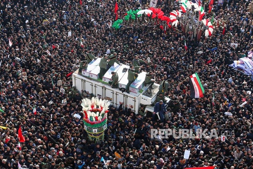 Inggris: Perang dengan Iran Untungkan Milisi dan Teroris. Pemakaman Jenderal Qassem Soleimani dan komandan Milisi Abu Mahdi al-Muhandi di Teheran, Iran, Senin (6/1). 