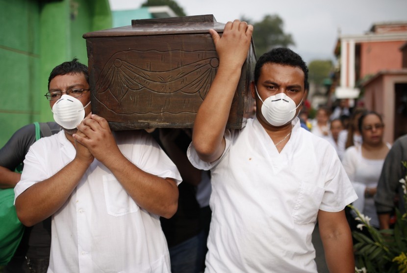 Pemakaman korban longsor di El Cambray, Guatemala, Ahad (4/10).