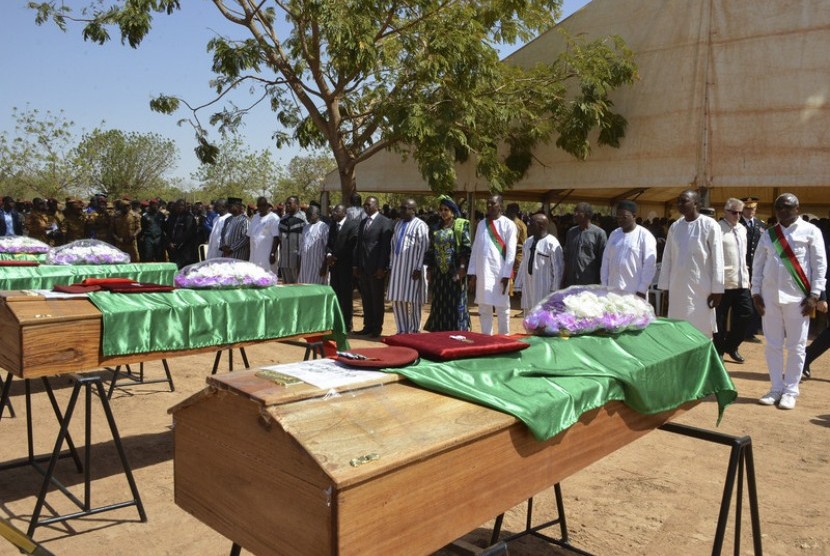 Burkina Faso Deklarasi Hari Berkabung Atas Kematian Milisi Pro-Pemerintah. Pemakaman korban teror di Burkina Faso. Kekerasan telah menyebar ke seluruh Sahel, terutama Burkina Faso dan Niger sejak 2012. Ilustrasi.