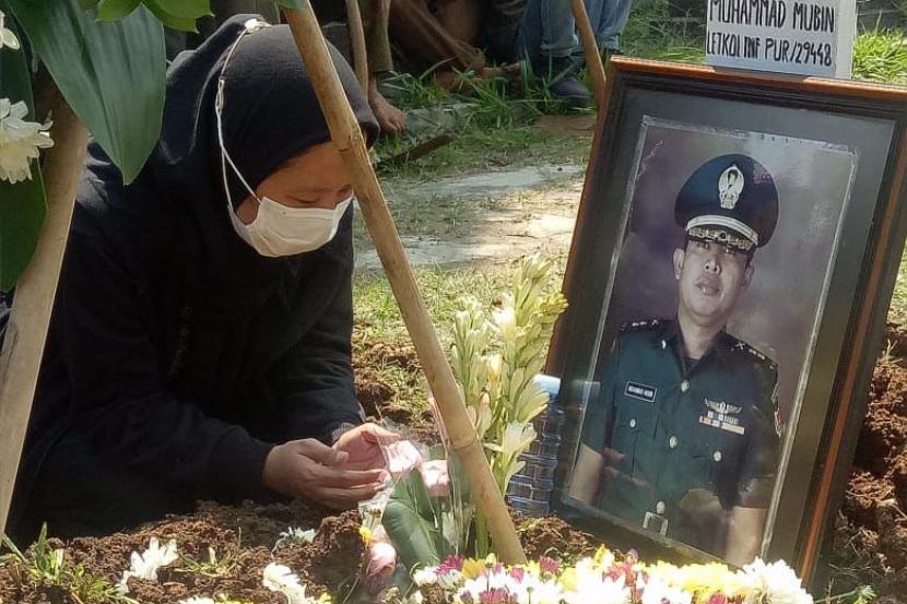 Pemakaman Letkol Inf Pur Muhammad Mubin di Bandung dilakukan secara militer.