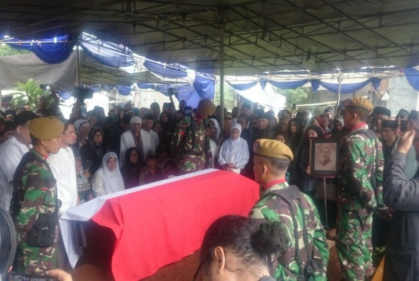 Pemakaman mantan Menteri Keuangan era Kabinet Pembangunan VI, Marie Muhammad di Taman Pemakaman Umum (TPU) Tanah Kusir pada Ahad (11/12) diiringi upacara militer. 