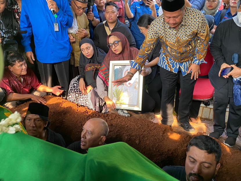 Pemakaman Marissa Haque di TPU Tanah Kusir, Jakarta, Rabu (2/10/2024). Suami Marissa, Ikang Fawzi (bawah paling kiri), ikut menurunkan jenazah Marissa. 