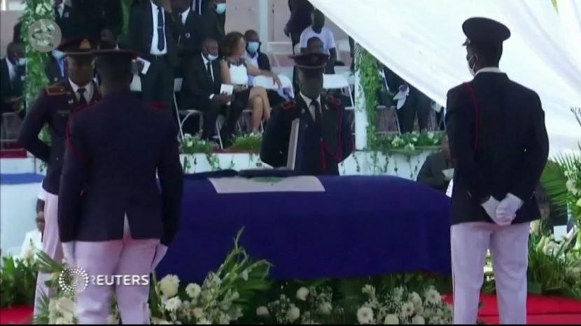 Pemakaman Presiden Haiti Jovenel Moise. Terduga pelaku pembunuhan presiden merupakan seorang pengusaha bernama Samir Handal.