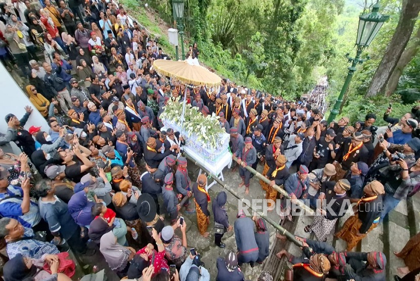 Antusiasme Anak Muda Iringi Pemakaman PB XIII, Antara Penasaran dan Niat Nguri-uri Budaya Jawa