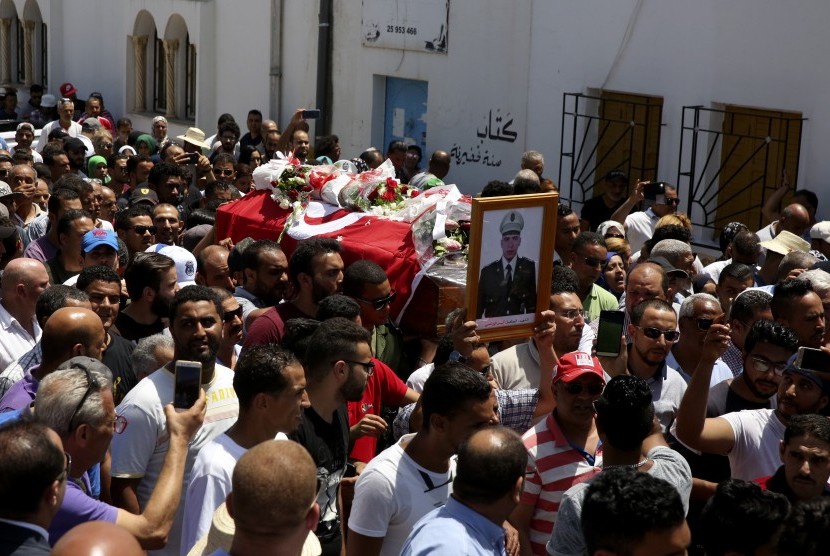 Pemakaman salah satu korban meninggal akibat serangan bom di barat laut Tunisia, Ahad (8/7).