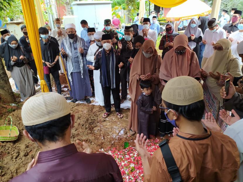 Pemakaman Ustaz Maaher at-Thuwailibi di Pondok Pesantren Darul Quran, Cipondoh, Kota Tangerang, Banten, Selasa (9/2).