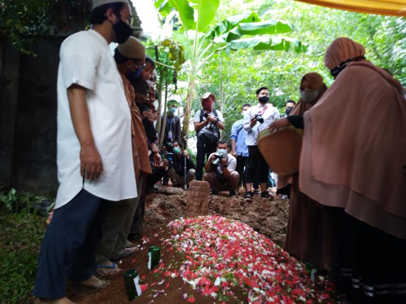 Pemakaman Ustaz Maaher at-Thuwailibi di Pondok Pesantren Darul Quran, Cipondoh, Kota Tangerang, Banten, Selasa (9/2).