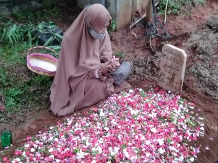 UYM Jelaskan Alasan Ustadz Maaher Dimakamkan di Pesantrennya. Foto: Pemakaman Ustaz Maher at-Thuwailibi di Pondok Pesantren Darul Quran, Cipondoh, Kota Tangerang, Banten.