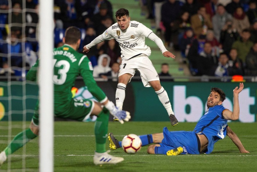 Peman muda Real Madrid Brahim Diaz (putih) melepaskan tendangan saat melawan Getafe.