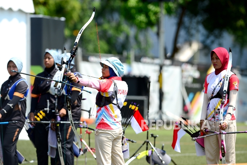 Pemanah Indonesia Titik Kusumawardani saat pertandingan final cabang Recurve Panahan Beregu Putri Sea Games 2017 di Komplek Stadion Bukit Jalil, Malaysia, Senin (21/7).