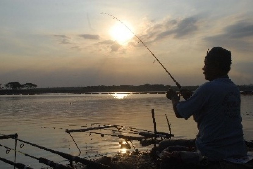 Pemancing ikan (ilustrasi). Komunitas pemancing bisa menjadi ujung tombak bagi upaya pelestarian lingkungan.