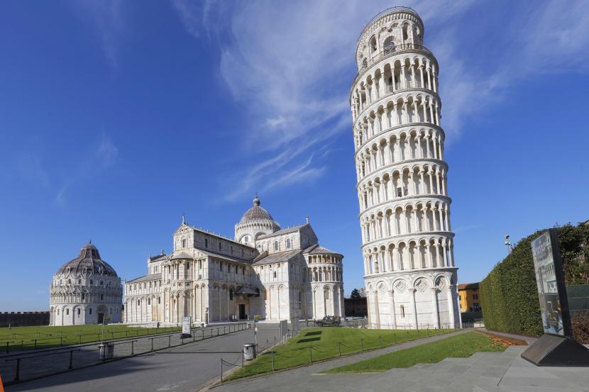Pemandangan alun-alun Miracle yang kosong dengan menara miring Pisa saat Wilayah Tuscany dinyatakan sebagai 