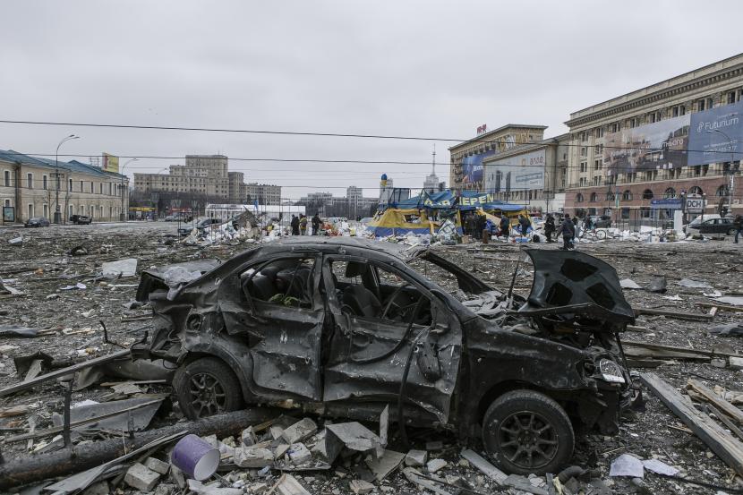 Pemandangan alun-alun setelah penembakan gedung Balai Kota di Kharkiv, Ukraina, Selasa, 1 Maret 2022. Rusia pada Selasa meningkatkan penembakan di Kharkiv, kota terbesar kedua di Ukraina, menghantam sasaran sipil di sana.