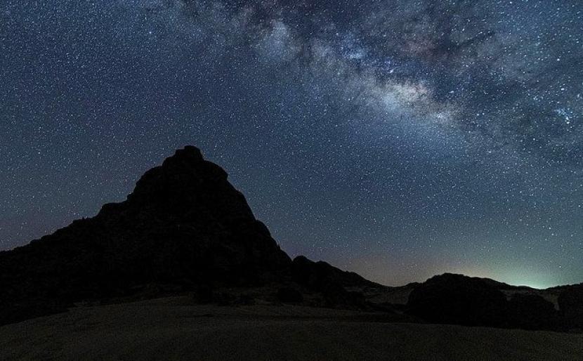 Arab Saudi cocok untuk para penggemar astronomi. Pemandangan Arab Saudi  Ilustrasi 