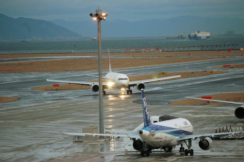 Pemandangan aspal Bandara Internasional Chubu Centrair, di Tokoname, Provinsi Aichi, Kamis 17 Februari 2005