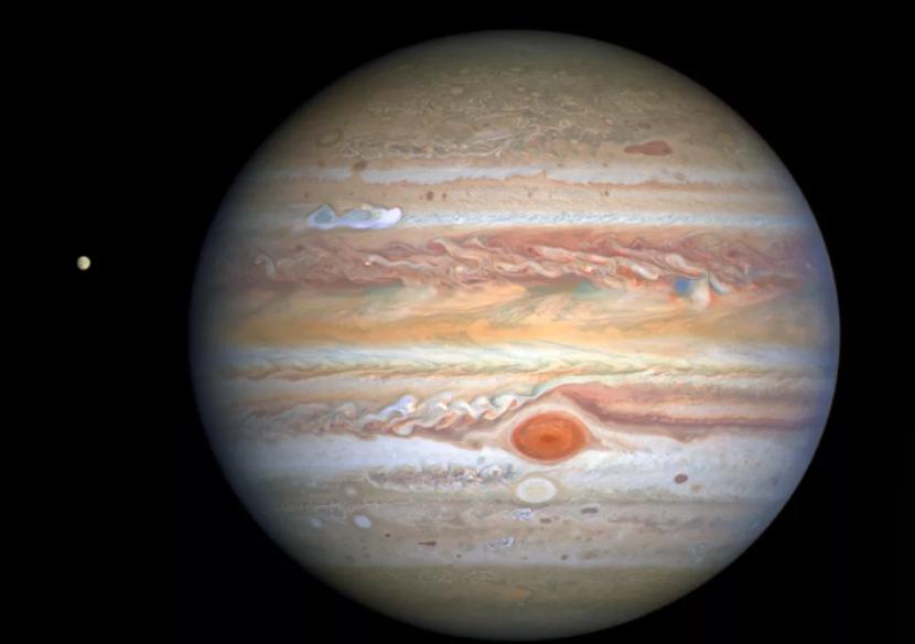 Pemandangan badai di Planet Jupiter yang ditangkap dengan teleskop Hubble.