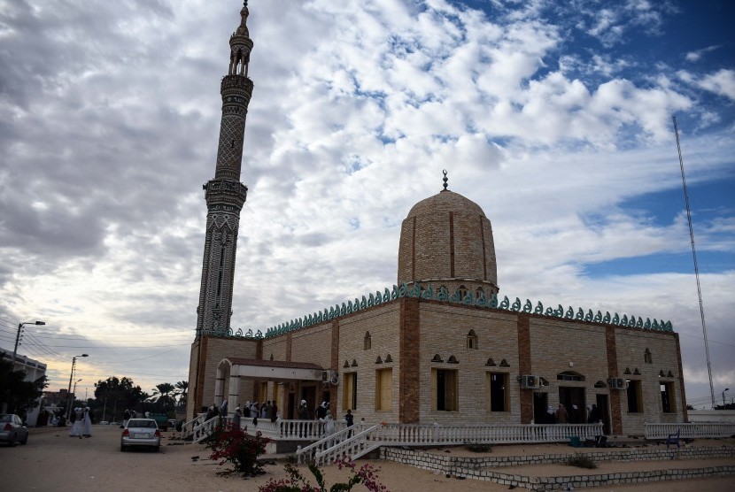 Pemandangan bagian luar Masjid Al-Rawda sehari setelah rumah ibadah tersebut diserang di bagian utara Kota Arish, Semenanjung Sinai, Mesir, Sabtu (25/11). Menurut laporan, setidaknya 270 orang tewas dan 90 terluka karena ledakan bom. 