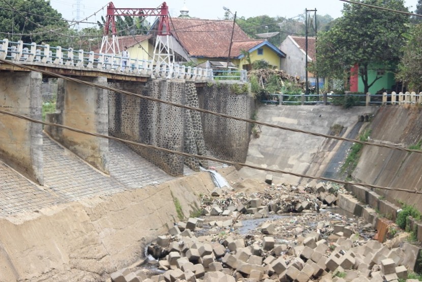  Pemandangan bendungan Katulampa yang kekeringan akibat musim kemarau, Bogor, Senin (6/10).  (foto : MgROL30)