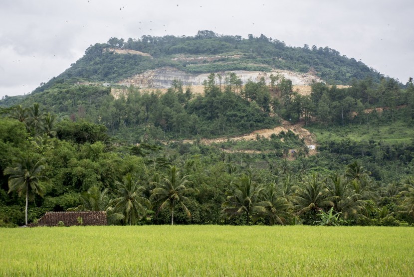 Walhi: Hukum Indonesia Belum Jangkau Pelanggaran Lingkungan. Foto ilustrasi pemandangan bukit yang rusak akibat aktivitas penambangan di Desa Sirnaresmi, Gunungguruh, Sukabumi, Jawa Barat.