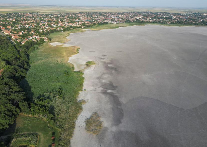 Pemandangan Danau Rusanda yang mengering saat gelombang panas melanda Serbia dan wilayah Balkan lainnya dengan suhu mencapai 41 derajat Celcius di Melenci, Serbia, 13 Juli 2024.