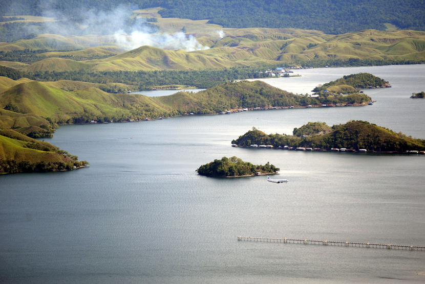Pemandangan Danau Sentani, Papua. Danau yang memiliki luas sekitar 9.360 hektare dan berada pada ketinggian 75 mdpl tersebut merupakan salah satu daya tarik wisatawan lokal maupun mancanegara. 