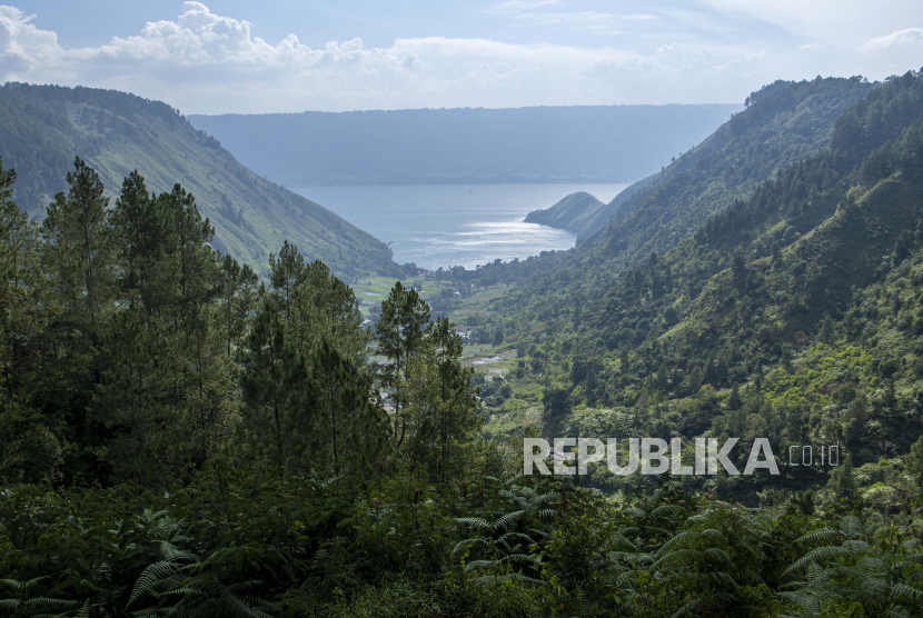 Pemandangan Danau Toba dari kawasan The Kaldera Toba Nomadic Escape, Pardamean Sibisa, Ajibata, Kabupaten Toba Samosir, Sumatra Utara, Senin (22/2/2021). Pertemuan Grand W20 Summit jadi promosi gratis Danau Toba.