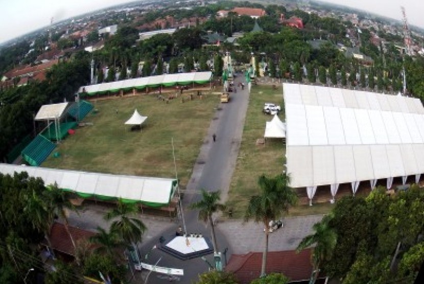 Pemandangan dari atas alun-alun yang akan digunakan sebagai tempat pembukaan Muktamar ke-33 Nahdlatul Ulama di Jombang, Jawa Timur, Selasa (28/7). Lokasi muktamar sekaligus rapat pleno NU 1-5 Agustus 2015 tersebut dapat menampung 5.000 peserta.
