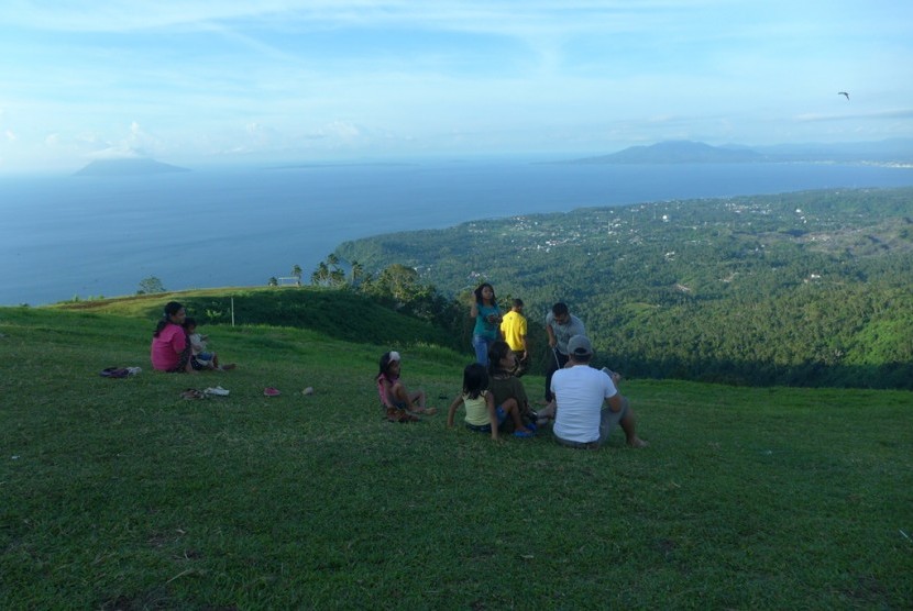 Pemandangan dari atas Bukit Tetempangan, Minahasa, Sulut.