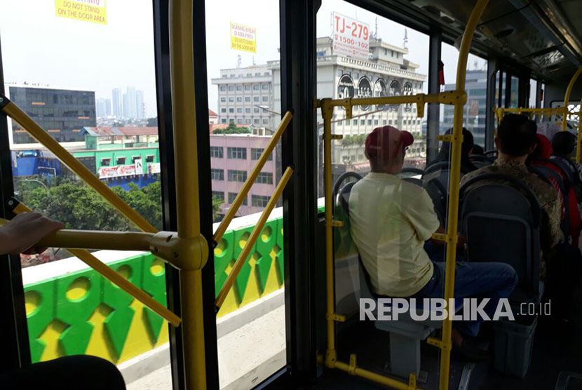 bus Transjakarta di koridor 13 (ilustrasi)