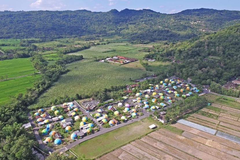 Pemandangan dari atas Desa Wisata Rumah Domes 