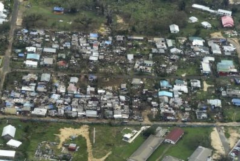 Pemandangan dari atas menunjukkan rumah-rumah yang hancur karena badai di kawasan Cyclone Palm di Port Villa, Vanuatu.